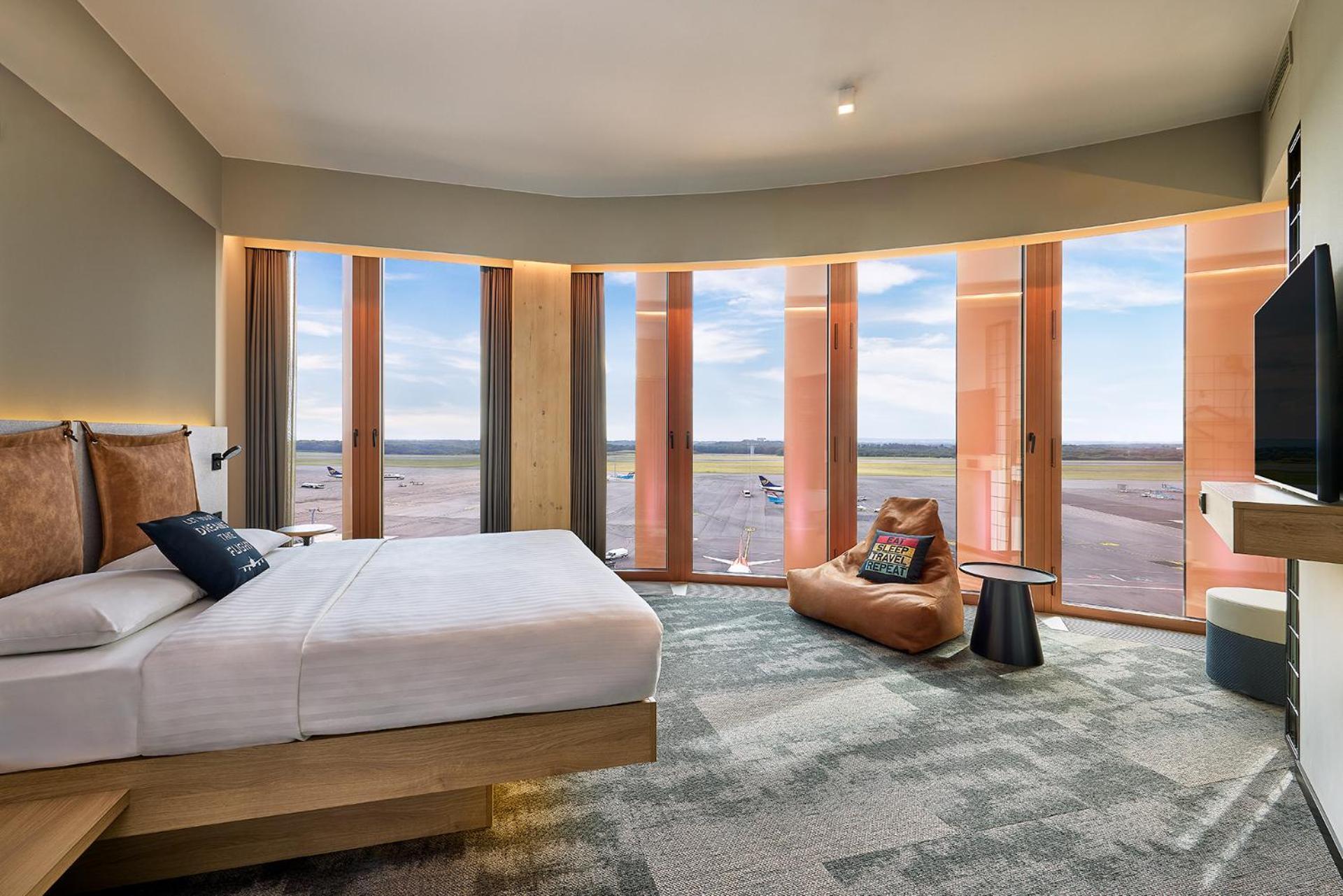 Готель Moxy Luxembourg Airport Niederanven Екстер'єр фото