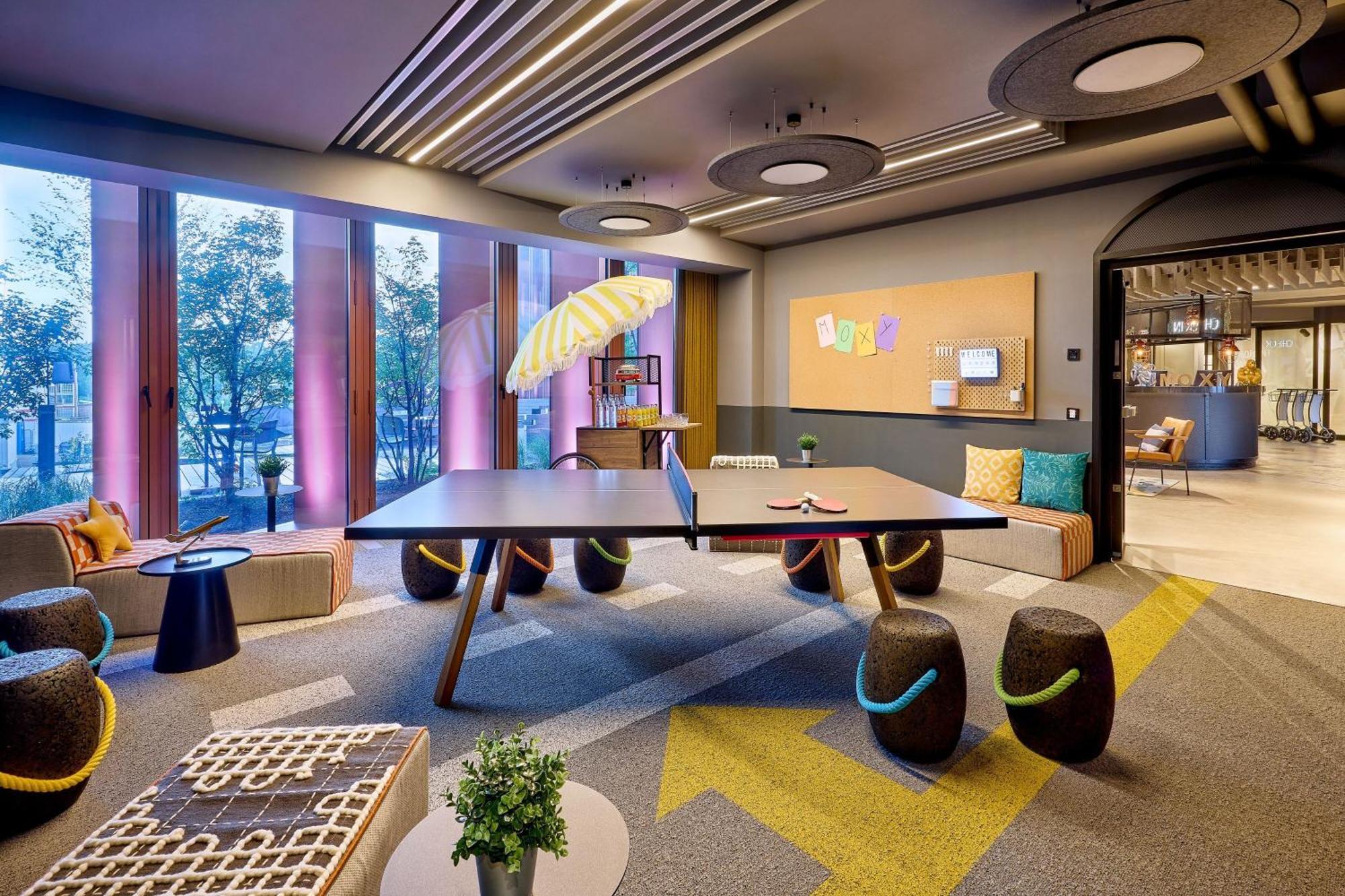 Готель Moxy Luxembourg Airport Niederanven Екстер'єр фото