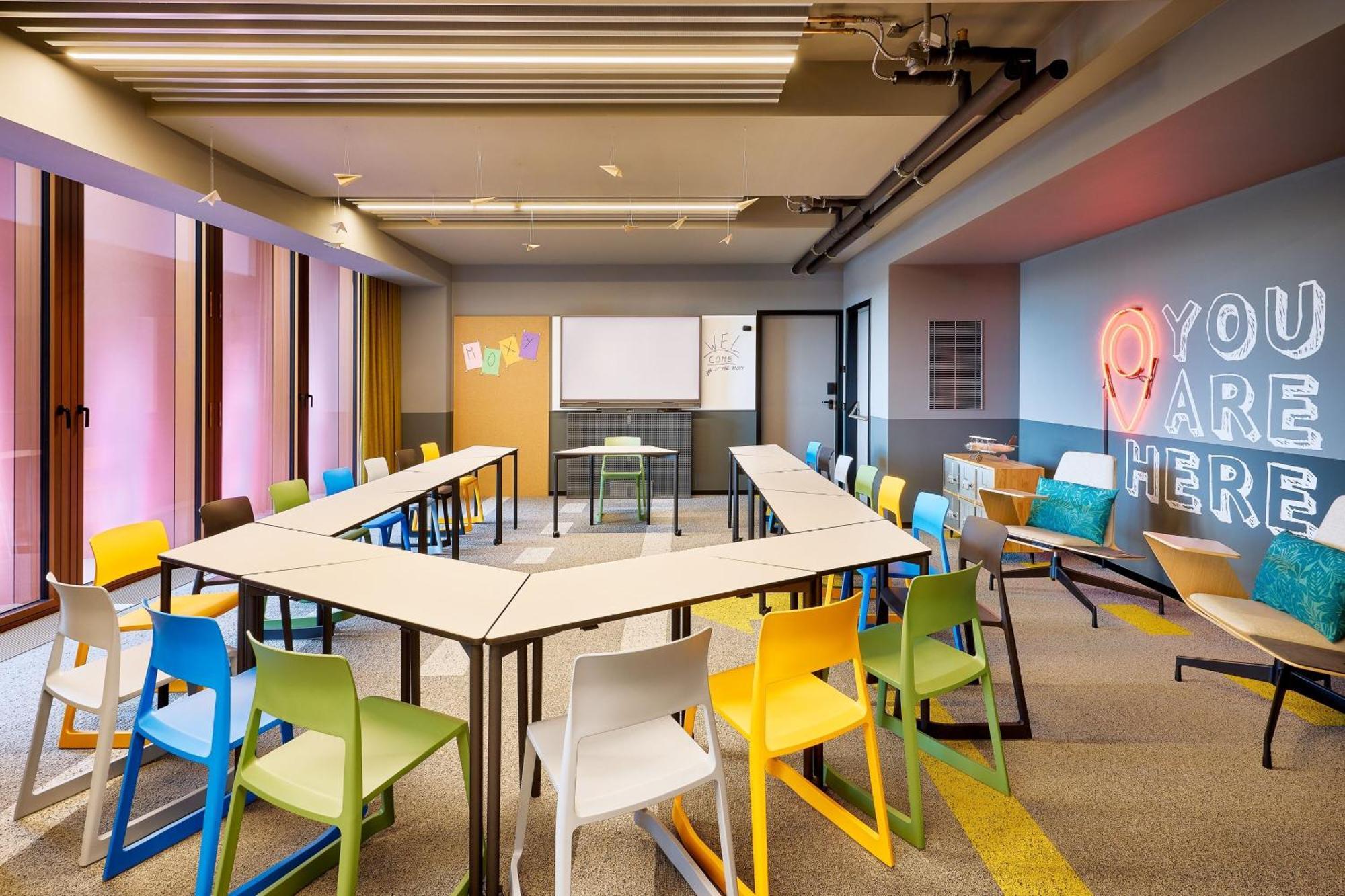 Готель Moxy Luxembourg Airport Niederanven Екстер'єр фото