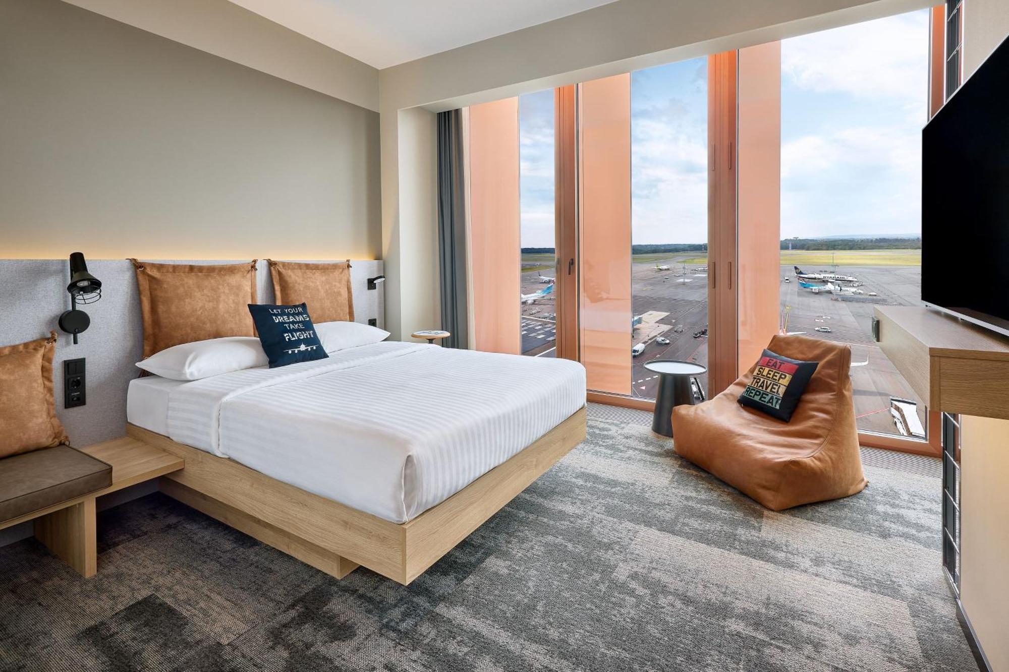 Готель Moxy Luxembourg Airport Niederanven Екстер'єр фото